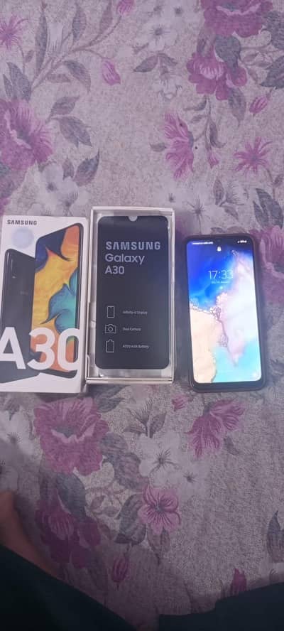 Samsung A30 pta official approved 4/64gb all ok 10/10 peice hai. . .