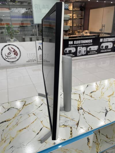 32 Inch 4K Boderless with Adapter