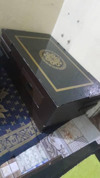 bohat Acha table hai brand new hai