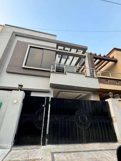 10 Marla Brand New Luxary Lock Option For Rent