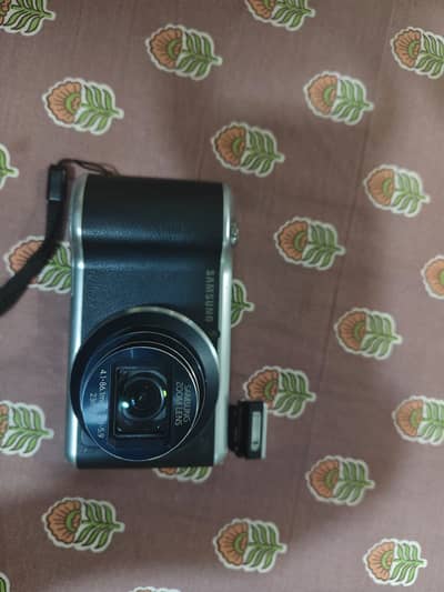 Samsung galaxy camera 2 . in 10/10 condition. and no repair