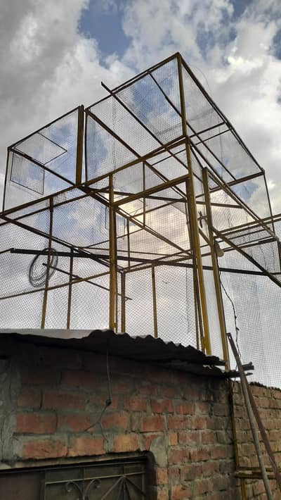 پلوں میں بنا ھوا ھے سی انچ موٹا اینگل کا ھے