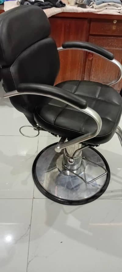 Salon Hydraulic Chair – Adjustable Barber Chair – Excellent Condition