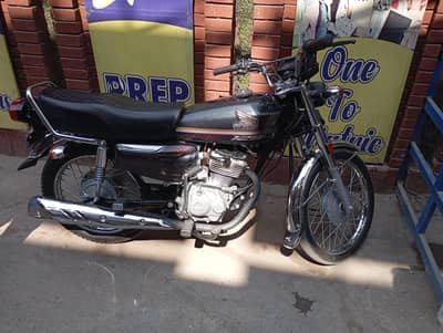 Honda10/10ondition hai  only 2 hzr kilo meter chla hai Dec  2025 model