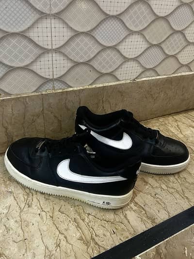 Nike Air Force 1'07 shoes in a black & white color