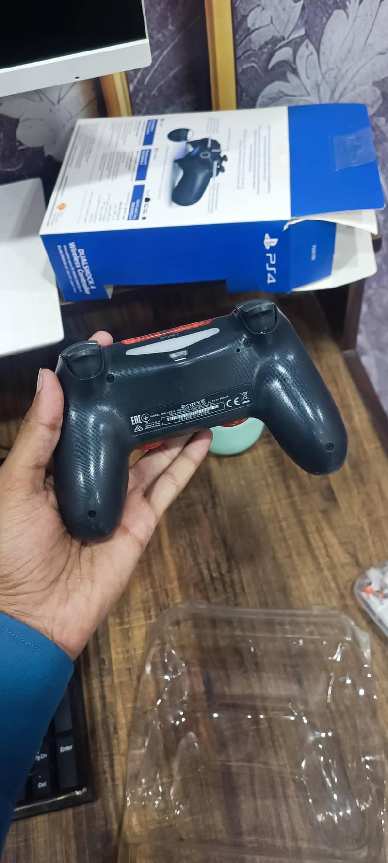 PS4 controller with box 1