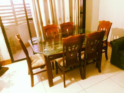 DINNIG TABLE WITH SIX CHIRS.