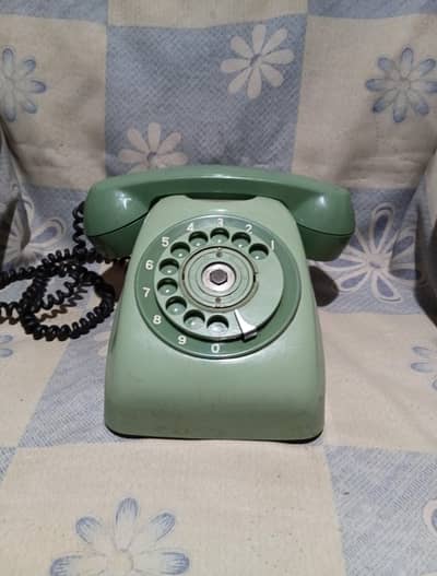 Vintage Telephone Showpiece