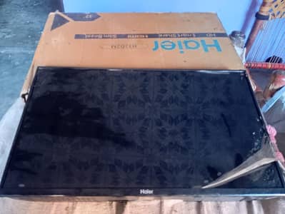 Hair lcd 32 inch . kuch din use ke lkn screen to go h pic mn dakh sakty