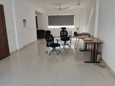 Office Of 900 Square Feet Is Available For Rent