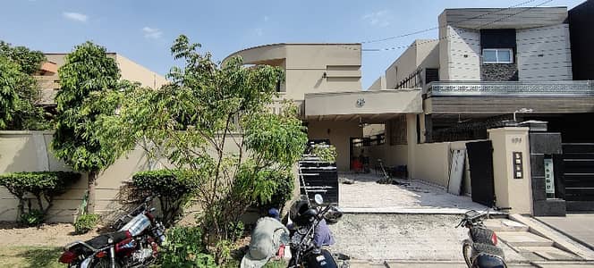 1 Kanal Well Maintained House In DHA Phase 4