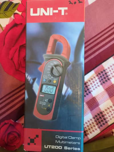 UNI-T UT202 Digital Clamp Multimeter