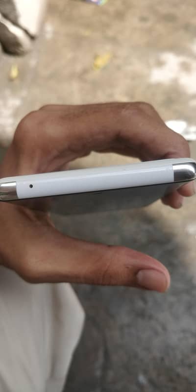 only small dot ha or minor sa shade ha but nazer nahi ata ha