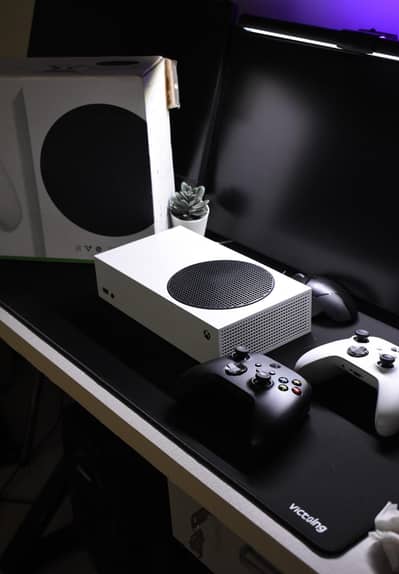 XBOX SERIES S ( 2 NEW CONTROLLERS )
