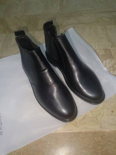 Title: DN Black Leather Chelsea Boots – Brand New