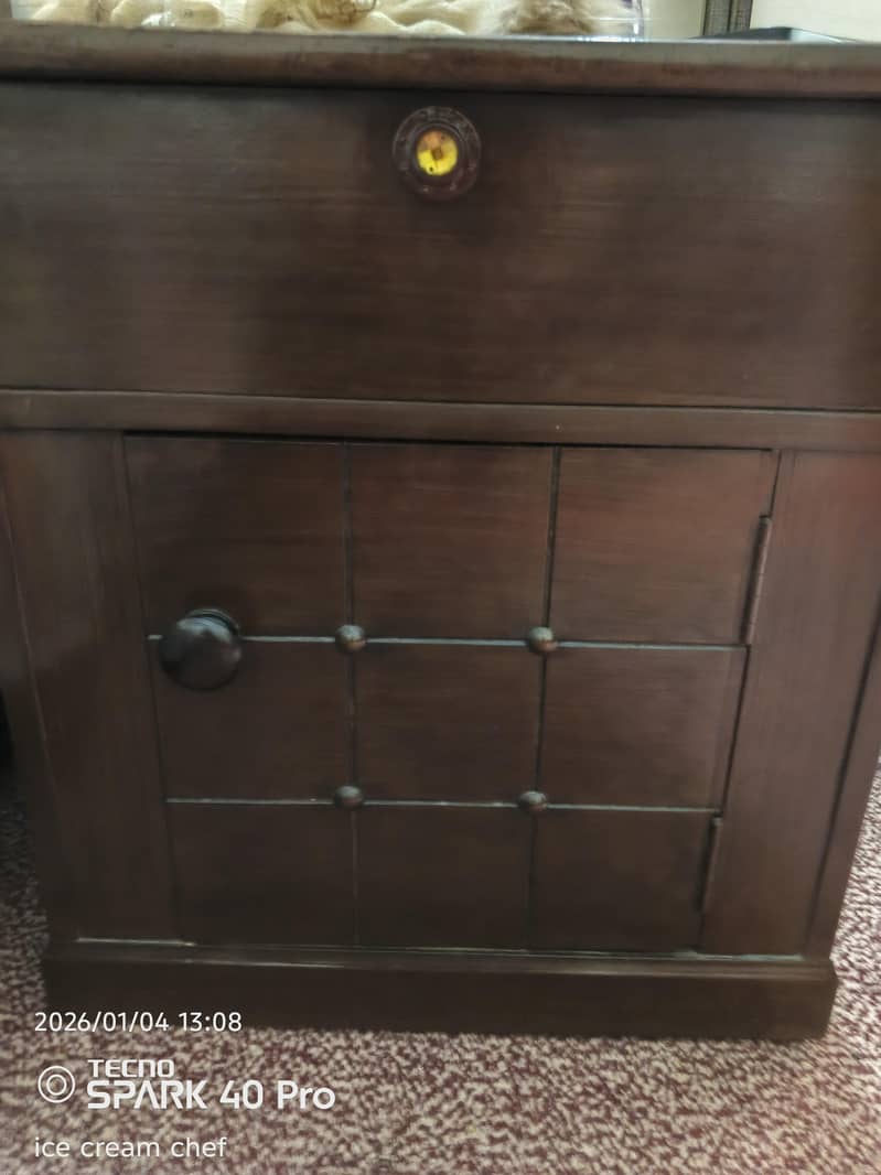 dubbl bed with side table 1