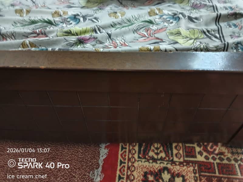 dubbl bed with side table 3