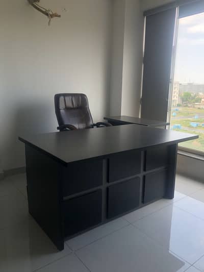 Executive Grey Office Table With Side Table
