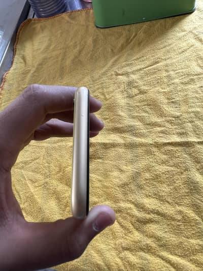 Iphone xr 64 gb yellow color battery 77 health condition 10/8