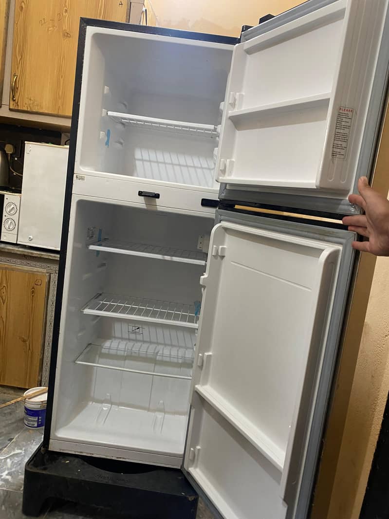 Dawlance Medium Size Refrigerator Grey Colour – Excellent Cooling 1