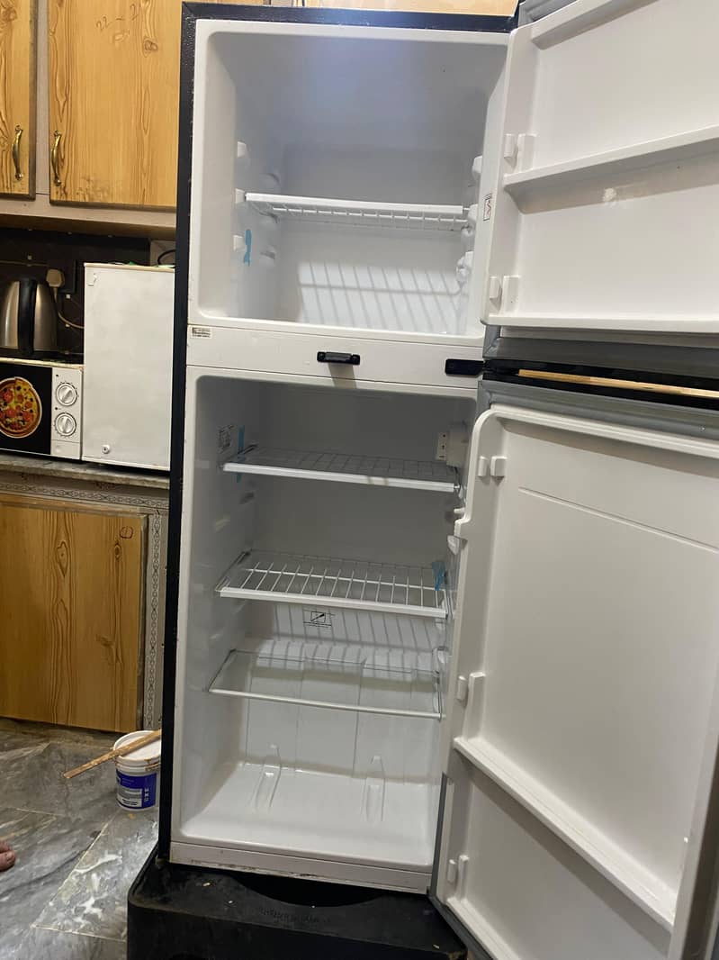 Dawlance Medium Size Refrigerator Grey Colour – Excellent Cooling 3