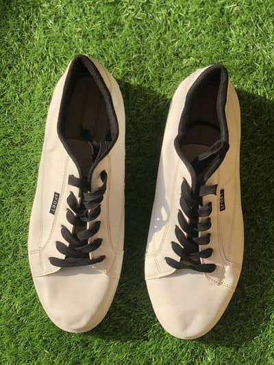 White casual sneakers & “SPORTS”