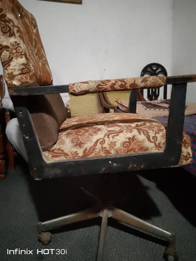 Swivel chair for office