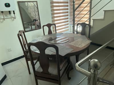Dining Table Round with 6 chairs