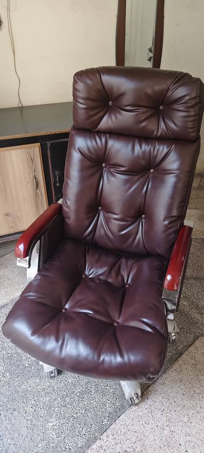 Executive Office Chair – Premium Luxury (Almost New)