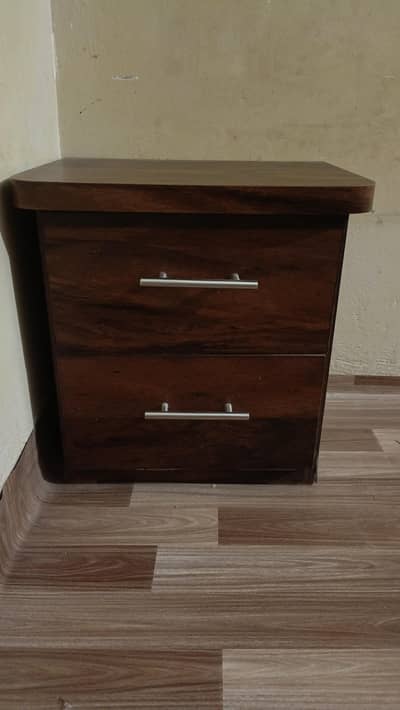 2 side table in good condition