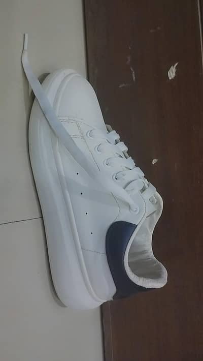 WHITE SNEAKERS CASUAL WEAR , SIZE 42 , ALEXANDER MCQUEEN
