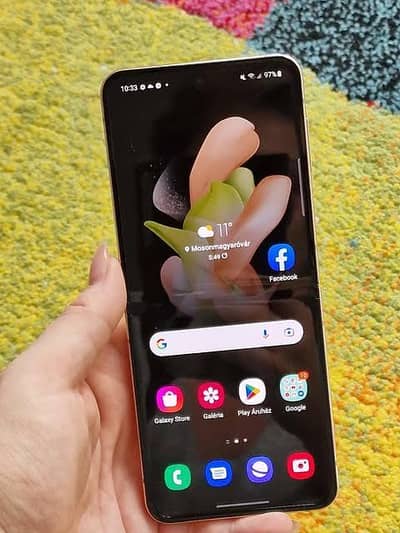 Samsung Z flip 4 in excellwnt 10 /10 condition for sale