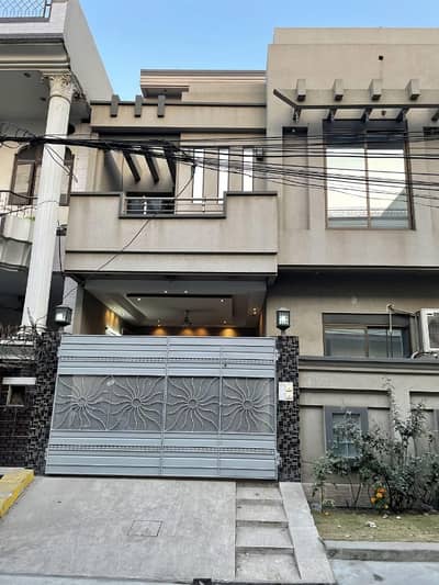 5 Marla Owner Build Super Hot Location House All Original Picture Direct Meeting Available For Sale in Johar Town phase 2