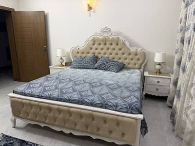 6-Piece Bedroom Set: Tufted Bed, Dresser, Nightstands & Chairs