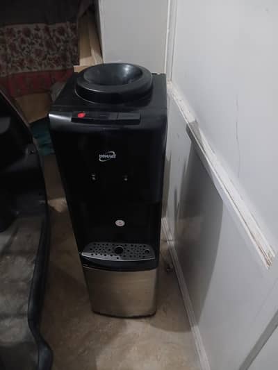 selling water dispenser condition 10/10 brand new