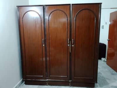 3 door jambo size kapro ke almari good candestion