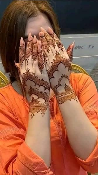mehndi lgwyen ghar bethay