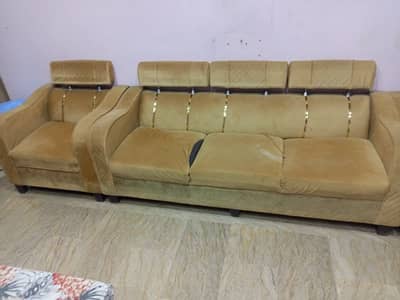گولڈن صوفہ سیٹ بہت خوبصورت۔urgent sale