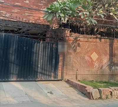 Corner In Main Market 12 Marla House For Sale