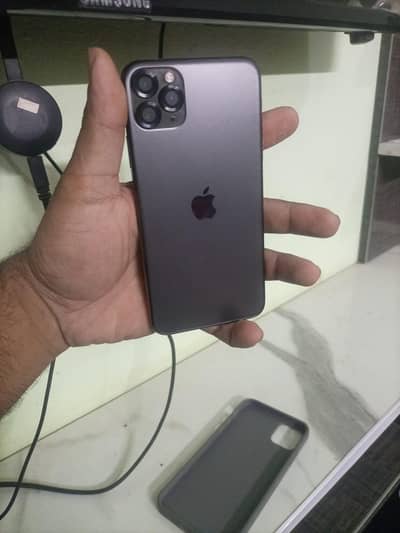 I phone 11 pro max. 64gb  non pta