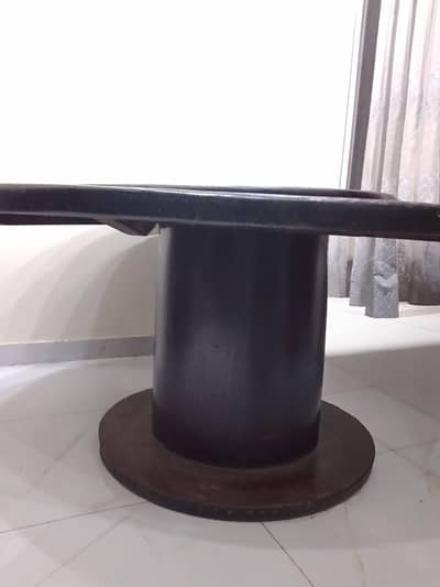 Rotating round table