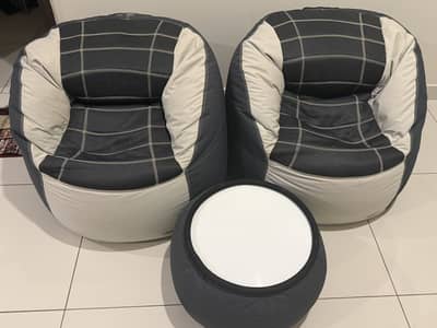 2 Comfortable Lounge Chairs with Side Table – Modern Style