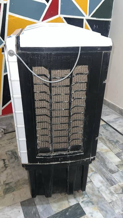 Selling air coller brand m=new used only 1.5 months