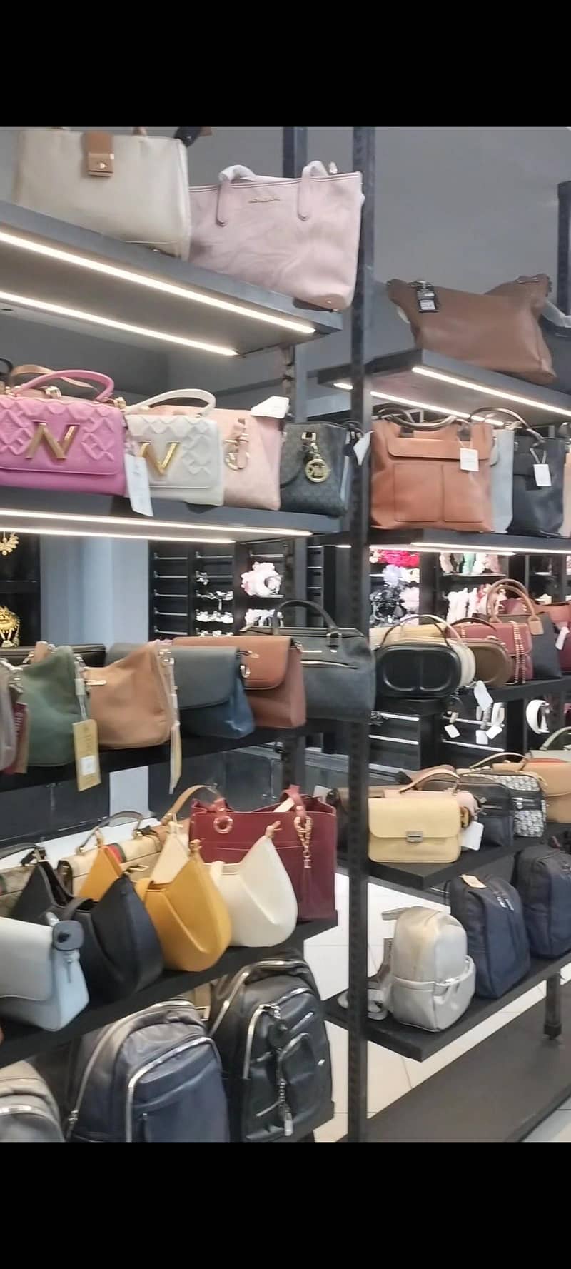 ہمیں اپنی جیلوری شاپ کے لیے ایکسپیرینس والے بندے کی ضرورت ہے 0