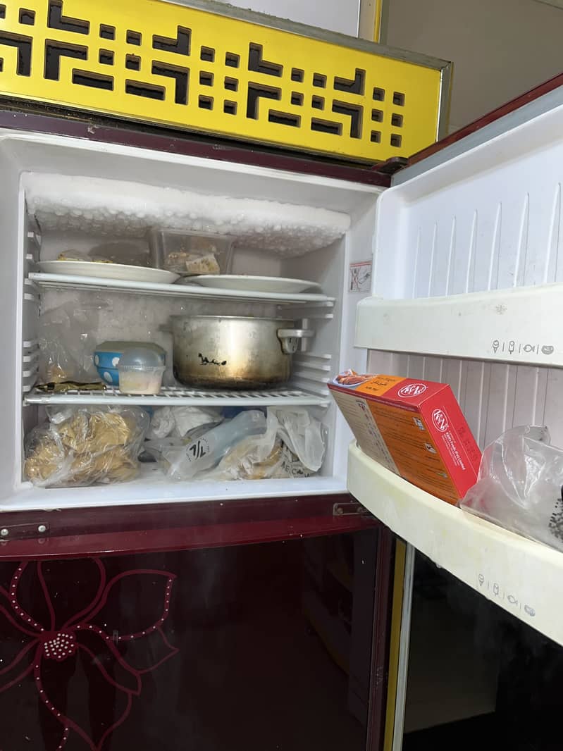 Fridge with 7/10 condition full size 2