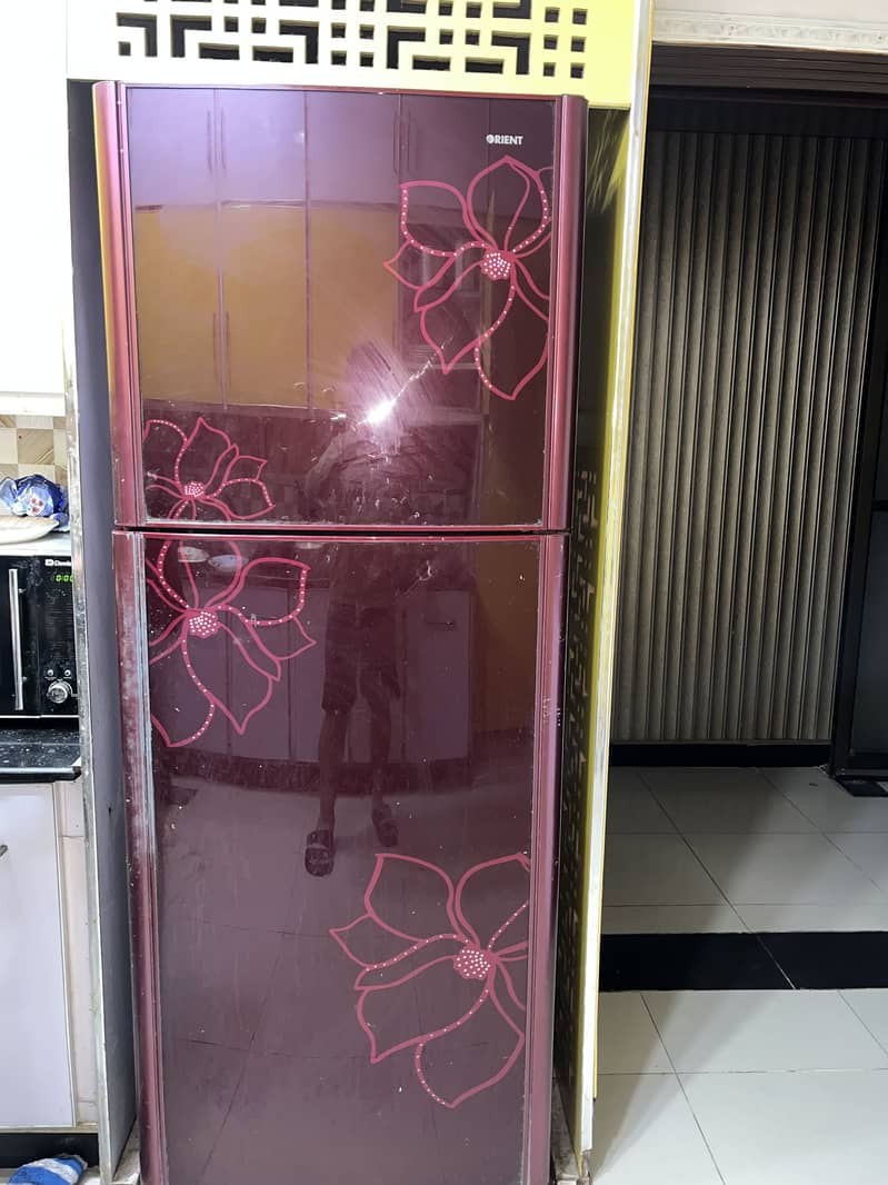 Fridge with 7/10 condition full size 3