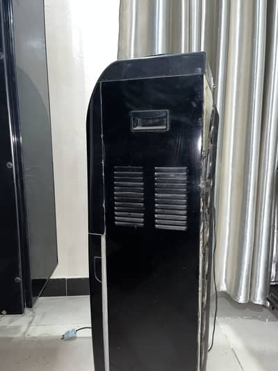 Water dispenser with 7/10 condition