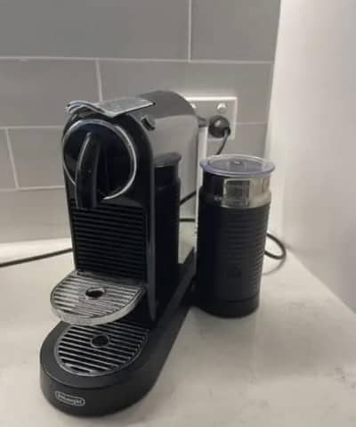 Nespresso coffee maker with frother