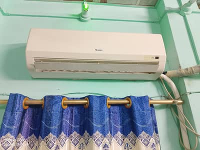 1 ton ac no invter  gree  good condition orgnal gas