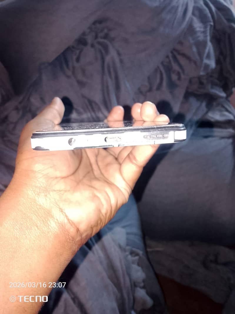 بس وہی موبائل کی سپیکر کا مسئلہ ہے باقی 10 بائ 10 ہے کنڈیشن 3